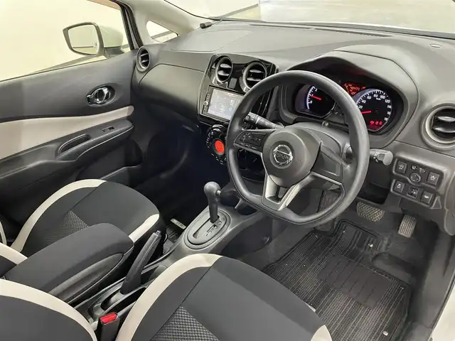 日産 ノート X 長崎県 2017(平29)年 4.1万km ブリリアントホワイトパール 純正7インチナビ　（MM316D-W）/・フルセグTV　CD/DVD/SD/Bluetooth/バックカメラ/アラウンドビューモニター/インテリジェントルームミラー/コーナーセンサー /ドライブレコーダー/アイドリングストップ/プッシュスタート/ステアリングスイッチ/衝突被害軽減ブレーキ/横滑り防止/レーンキープアシスト/純正フロアマット/純正14インチホイールキャップ/取扱説明書/保証書