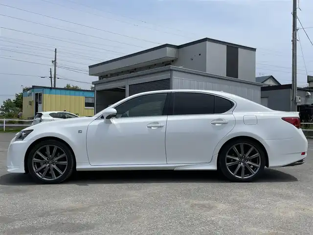 レクサス ＧＳ 450h Fスポーツ 道央・札幌 2012(平24)年 1.5万km ホワイトパールクリスタルシャイン ワンオーナー/純正メーカーナビ/CD/DVD/BT/フルセグ/横滑り防止装置/クルーズコントロール/バックカメラ/ビルトインETC/自動防眩ミラー/DRIVEMODE切替/EVMODE/SNOWMODE/前席パワーシート/D席メモリーシート/前席シートヒーター/前席エアシート/レザーシート/革巻きステアリング/ステアリングリモコン/パドルシフト/電動パーキング/ブレーキホールド/MTモード付AT/プッシュスタート/スマートキー/カードキー/LEDヘッドライト/オートライト/フォグランプ/ヘッドライトウォッシャー/電動格納ミラー/ヒーテッドドアミラー/ウィンカーミラー/純正フロアマット/スペアキー/純正エンジンスターター/AW付冬タイヤ積込/235/40/R19/2011年/山6mm