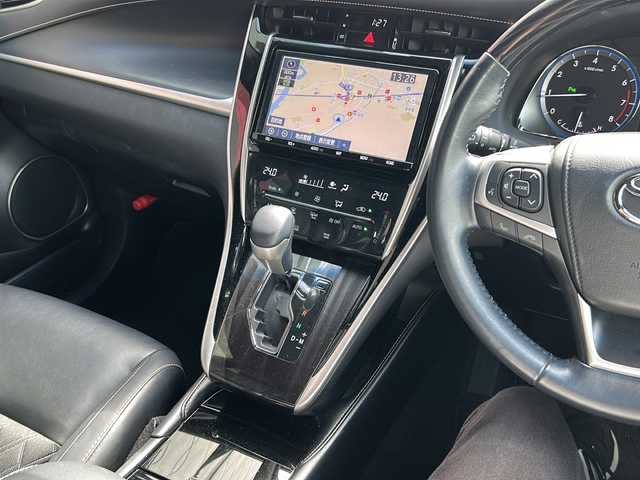 トヨタ ハリアー プレミアム 広島県 2019(平31)年 5.6万km ホワイトパールクリスタルシャイン モデリスタエアロ/純正ナビ/【Bluetooth/CD/DVD/U/フルセグTV/AM/FM】/バックカメラ/LEDヘッドライト/ハーフレザーシート/D席パワーシート/純正ドライブレコーダー/ETC/トヨタセーフティセンス/・プリクラッシュセーフティ/・レーントレーシングアシスト/・レーンディパーチャーアラート/・レーダークルーズコントロール/・アダプティブハイビームシステム　オートマチックハイビーム/・発進遅れ告知機能/電動パーキングブレーキ/パワーバックドア/オートブレーキホールド/プッシュスタート/スマートキー/スペアキー/ステアリングリモコン/ドアバイザー/純正フロアマット/ステアリングスイッチ