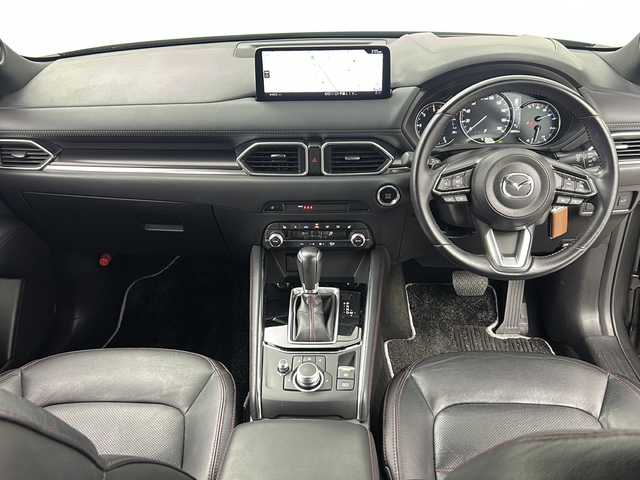 マツダ ＣＸ－５ XD スポーツアピアランス 大阪府 2021(令3)年 3万km マシーングレープレミアムM 【特別装備】/クルージング＆トラフィック・サポート/電動格納リモコン式カラードドアミラー：グロスブラック/フロント＆リアバンパーガーニッシュ/クラッディング／ボディロアガーニッシュ/マフラーカッター（大径）/ＬＥＤ室内照明／オーバーヘッドコンソール/(装備)/・ダウンライト／バニティミラー照明）/ワイヤレス充電（Ｑｉ）/・２２５／５５Ｒ１９タイヤ＆１９インチアルミホイール（ブラックメタリック塗装）（ＳｐｏｒｔｓＡｐｐｅａｒａｎｃｅ専用）/・デコレーションパネル（インパネ／ドアトリム）：ハニカムブラック／サテンクロームメッキ/・シグネチャーウイング（ブラッククローム）/・フロントグリルアクセント（クラシックレッド）/・純正ナビ/TV/ブルートゥース/AM/FM/・全方位カメラ/・前席パワーシート/・電動リアゲート/・電動パーキング/（i-ACTIVSENSE）/・認知/車線逸脱警報/BSM/LKA/SBS/SCBS/・ドライバーアクションアラート/速度標識認識/・アクティブLED/ステアリングヒーター/ドライブレコーダーZPR-075/スペアキー/パドルシフト/ETC