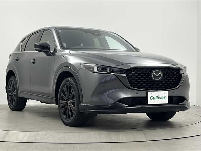 マツダ ＣＸ－５ XD スポーツアピアランス 大阪府 2021(令3)年 3万km マシーングレープレミアムM 【特別装備】/クルージング＆トラフィック・サポート/電動格納リモコン式カラードドアミラー：グロスブラック/フロント＆リアバンパーガーニッシュ/クラッディング／ボディロアガーニッシュ/マフラーカッター（大径）/ＬＥＤ室内照明／オーバーヘッドコンソール/(装備)/・ダウンライト／バニティミラー照明）/ワイヤレス充電（Ｑｉ）/・２２５／５５Ｒ１９タイヤ＆１９インチアルミホイール（ブラックメタリック塗装）（ＳｐｏｒｔｓＡｐｐｅａｒａｎｃｅ専用）/・デコレーションパネル（インパネ／ドアトリム）：ハニカムブラック／サテンクロームメッキ/・シグネチャーウイング（ブラッククローム）/・フロントグリルアクセント（クラシックレッド）/・純正ナビ/TV/ブルートゥース/AM/FM/・全方位カメラ/・前席パワーシート/・電動リアゲート/・電動パーキング/（i-ACTIVSENSE）/・認知/車線逸脱警報/BSM/LKA/SBS/SCBS/・ドライバーアクションアラート/速度標識認識/・アクティブLED/ステアリングヒーター/ドライブレコーダーZPR-075/スペアキー/パドルシフト/ETC