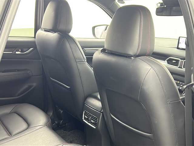 マツダ ＣＸ－５ XD スポーツアピアランス 大阪府 2021(令3)年 3万km マシーングレープレミアムM 【特別装備】/クルージング＆トラフィック・サポート/電動格納リモコン式カラードドアミラー：グロスブラック/フロント＆リアバンパーガーニッシュ/クラッディング／ボディロアガーニッシュ/マフラーカッター（大径）/ＬＥＤ室内照明／オーバーヘッドコンソール/(装備)/・ダウンライト／バニティミラー照明）/ワイヤレス充電（Ｑｉ）/・２２５／５５Ｒ１９タイヤ＆１９インチアルミホイール（ブラックメタリック塗装）（ＳｐｏｒｔｓＡｐｐｅａｒａｎｃｅ専用）/・デコレーションパネル（インパネ／ドアトリム）：ハニカムブラック／サテンクロームメッキ/・シグネチャーウイング（ブラッククローム）/・フロントグリルアクセント（クラシックレッド）/・純正ナビ/TV/ブルートゥース/AM/FM/・全方位カメラ/・前席パワーシート/・電動リアゲート/・電動パーキング/（i-ACTIVSENSE）/・認知/車線逸脱警報/BSM/LKA/SBS/SCBS/・ドライバーアクションアラート/速度標識認識/・アクティブLED/ステアリングヒーター/ドライブレコーダーZPR-075/スペアキー/パドルシフト/ETC