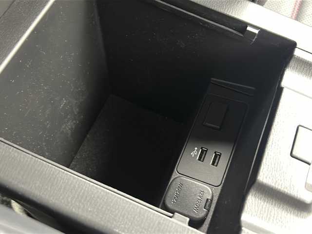 マツダ ＣＸ－５ XD スポーツアピアランス 大阪府 2021(令3)年 3万km マシーングレープレミアムM 【特別装備】/クルージング＆トラフィック・サポート/電動格納リモコン式カラードドアミラー：グロスブラック/フロント＆リアバンパーガーニッシュ/クラッディング／ボディロアガーニッシュ/マフラーカッター（大径）/ＬＥＤ室内照明／オーバーヘッドコンソール/(装備)/・ダウンライト／バニティミラー照明）/ワイヤレス充電（Ｑｉ）/・２２５／５５Ｒ１９タイヤ＆１９インチアルミホイール（ブラックメタリック塗装）（ＳｐｏｒｔｓＡｐｐｅａｒａｎｃｅ専用）/・デコレーションパネル（インパネ／ドアトリム）：ハニカムブラック／サテンクロームメッキ/・シグネチャーウイング（ブラッククローム）/・フロントグリルアクセント（クラシックレッド）/・純正ナビ/TV/ブルートゥース/AM/FM/・全方位カメラ/・前席パワーシート/・電動リアゲート/・電動パーキング/（i-ACTIVSENSE）/・認知/車線逸脱警報/BSM/LKA/SBS/SCBS/・ドライバーアクションアラート/速度標識認識/・アクティブLED/ステアリングヒーター/ドライブレコーダーZPR-075/スペアキー/パドルシフト/ETC