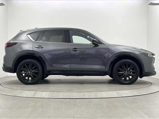 マツダ ＣＸ－５ XD スポーツアピアランス 大阪府 2021(令3)年 3万km マシーングレープレミアムM 【特別装備】/クルージング＆トラフィック・サポート/電動格納リモコン式カラードドアミラー：グロスブラック/フロント＆リアバンパーガーニッシュ/クラッディング／ボディロアガーニッシュ/マフラーカッター（大径）/ＬＥＤ室内照明／オーバーヘッドコンソール/(装備)/・ダウンライト／バニティミラー照明）/ワイヤレス充電（Ｑｉ）/・２２５／５５Ｒ１９タイヤ＆１９インチアルミホイール（ブラックメタリック塗装）（ＳｐｏｒｔｓＡｐｐｅａｒａｎｃｅ専用）/・デコレーションパネル（インパネ／ドアトリム）：ハニカムブラック／サテンクロームメッキ/・シグネチャーウイング（ブラッククローム）/・フロントグリルアクセント（クラシックレッド）/・純正ナビ/TV/ブルートゥース/AM/FM/・全方位カメラ/・前席パワーシート/・電動リアゲート/・電動パーキング/（i-ACTIVSENSE）/・認知/車線逸脱警報/BSM/LKA/SBS/SCBS/・ドライバーアクションアラート/速度標識認識/・アクティブLED/ステアリングヒーター/ドライブレコーダーZPR-075/スペアキー/パドルシフト/ETC