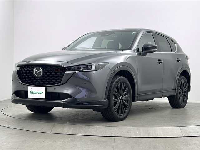 マツダ ＣＸ－５ XD スポーツアピアランス 大阪府 2021(令3)年 3万km マシーングレープレミアムM 【特別装備】/クルージング＆トラフィック・サポート/電動格納リモコン式カラードドアミラー：グロスブラック/フロント＆リアバンパーガーニッシュ/クラッディング／ボディロアガーニッシュ/マフラーカッター（大径）/ＬＥＤ室内照明／オーバーヘッドコンソール/(装備)/・ダウンライト／バニティミラー照明）/ワイヤレス充電（Ｑｉ）/・２２５／５５Ｒ１９タイヤ＆１９インチアルミホイール（ブラックメタリック塗装）（ＳｐｏｒｔｓＡｐｐｅａｒａｎｃｅ専用）/・デコレーションパネル（インパネ／ドアトリム）：ハニカムブラック／サテンクロームメッキ/・シグネチャーウイング（ブラッククローム）/・フロントグリルアクセント（クラシックレッド）/・純正ナビ/TV/ブルートゥース/AM/FM/・全方位カメラ/・前席パワーシート/・電動リアゲート/・電動パーキング/（i-ACTIVSENSE）/・認知/車線逸脱警報/BSM/LKA/SBS/SCBS/・ドライバーアクションアラート/速度標識認識/・アクティブLED/ステアリングヒーター/ドライブレコーダーZPR-075/スペアキー/パドルシフト/ETC