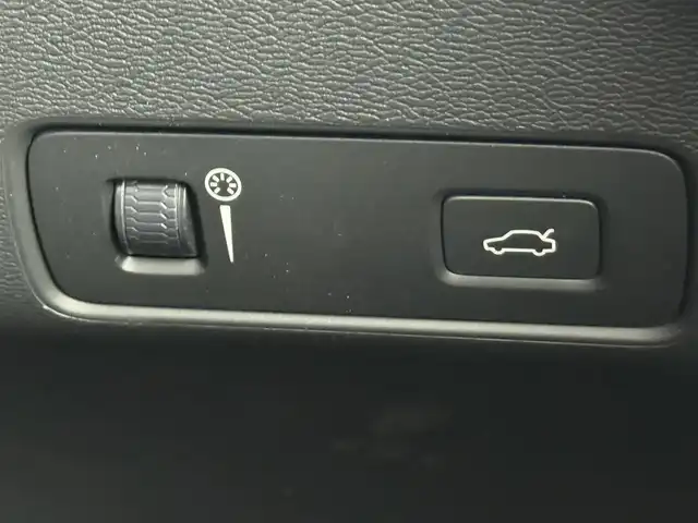 ボルボ ＸＣ４０ B4 モメンタム 愛知県 2020(令2)年 4.9万km パール 純正ナビ/・Bluetooth/・フルセグTV/・AM/FM/・HDD/全方位カメラ/ETC/BSM/ドライブレコーダー/シートヒーター/ステアリングヒーター/電子パーキングサポート/ブレーキホールド/ルーフレール/メモリーシート/LEDライト/電動格納ミラー/純正18インチAW/スマートキー/フロアマット