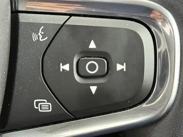 ボルボ ＸＣ４０ B4 モメンタム 愛知県 2020(令2)年 4.9万km パール 純正ナビ/・Bluetooth/・フルセグTV/・AM/FM/・HDD/全方位カメラ/ETC/BSM/ドライブレコーダー/シートヒーター/ステアリングヒーター/電子パーキングサポート/ブレーキホールド/ルーフレール/メモリーシート/LEDライト/電動格納ミラー/純正18インチAW/スマートキー/フロアマット