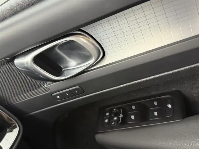 ボルボ ＸＣ４０ B4 モメンタム 愛知県 2020(令2)年 4.9万km パール 純正ナビ/・Bluetooth/・フルセグTV/・AM/FM/・HDD/全方位カメラ/ETC/BSM/ドライブレコーダー/シートヒーター/ステアリングヒーター/電子パーキングサポート/ブレーキホールド/ルーフレール/メモリーシート/LEDライト/電動格納ミラー/純正18インチAW/スマートキー/フロアマット