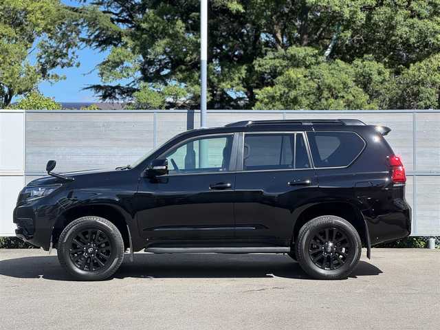 トヨタ ランドクルーザー プラド TX-L 70thアニバーサリーLTD 三重県 2022(令4)年 3.3万km ブラック ワンオーナー/ムーンルーフ/ブラックルーフレール/セーフティセンス/アルパインメモリナビ・地デジTV/・DVD/CD/・Bluetooth/バックカメラ/クリアランスソナー/レーンディパーチャーアラート/レーダークルーズコントロール/サドルタン革シート/・前席パワーシート/・前席快適温熱シート/電動格納シート(3列目)/ビルトインETC/純正18インチアルミホイール/LEDヘッドランプ/・オートライト/オートマチックハイビーム/LEDフォグランプ/プッシュエンジンスタート/スマートキー×2/新車時保証書/取扱説明書