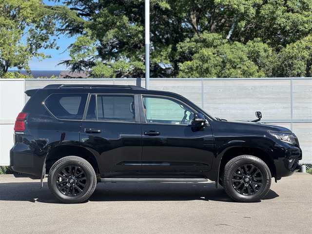 トヨタ ランドクルーザー プラド TX-L 70thアニバーサリーLTD 三重県 2022(令4)年 3.3万km ブラック ワンオーナー/ムーンルーフ/ブラックルーフレール/セーフティセンス/アルパインメモリナビ・地デジTV/・DVD/CD/・Bluetooth/バックカメラ/クリアランスソナー/レーンディパーチャーアラート/レーダークルーズコントロール/サドルタン革シート/・前席パワーシート/・前席快適温熱シート/電動格納シート(3列目)/ビルトインETC/純正18インチアルミホイール/LEDヘッドランプ/・オートライト/オートマチックハイビーム/LEDフォグランプ/プッシュエンジンスタート/スマートキー×2/新車時保証書/取扱説明書