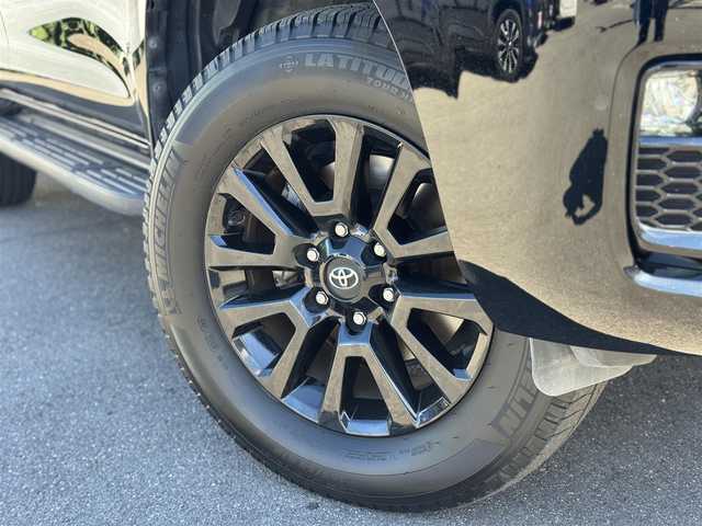 トヨタ ランドクルーザー プラド TX-L 70thアニバーサリーLTD 三重県 2022(令4)年 3.3万km ブラック ワンオーナー/ムーンルーフ/ブラックルーフレール/セーフティセンス/アルパインメモリナビ・地デジTV/・DVD/CD/・Bluetooth/バックカメラ/クリアランスソナー/レーンディパーチャーアラート/レーダークルーズコントロール/サドルタン革シート/・前席パワーシート/・前席快適温熱シート/電動格納シート(3列目)/ビルトインETC/純正18インチアルミホイール/LEDヘッドランプ/・オートライト/オートマチックハイビーム/LEDフォグランプ/プッシュエンジンスタート/スマートキー×2/新車時保証書/取扱説明書