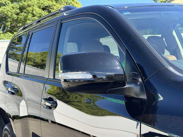 トヨタ ランドクルーザー プラド TX-L 70thアニバーサリーLTD 三重県 2022(令4)年 3.3万km ブラック ワンオーナー/ムーンルーフ/ブラックルーフレール/セーフティセンス/アルパインメモリナビ・地デジTV/・DVD/CD/・Bluetooth/バックカメラ/クリアランスソナー/レーンディパーチャーアラート/レーダークルーズコントロール/サドルタン革シート/・前席パワーシート/・前席快適温熱シート/電動格納シート(3列目)/ビルトインETC/純正18インチアルミホイール/LEDヘッドランプ/・オートライト/オートマチックハイビーム/LEDフォグランプ/プッシュエンジンスタート/スマートキー×2/新車時保証書/取扱説明書