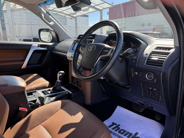 トヨタ ランドクルーザー プラド TX-L 70thアニバーサリーLTD 三重県 2022(令4)年 3.3万km ブラック ワンオーナー/ムーンルーフ/ブラックルーフレール/セーフティセンス/アルパインメモリナビ・地デジTV/・DVD/CD/・Bluetooth/バックカメラ/クリアランスソナー/レーンディパーチャーアラート/レーダークルーズコントロール/サドルタン革シート/・前席パワーシート/・前席快適温熱シート/電動格納シート(3列目)/ビルトインETC/純正18インチアルミホイール/LEDヘッドランプ/・オートライト/オートマチックハイビーム/LEDフォグランプ/プッシュエンジンスタート/スマートキー×2/新車時保証書/取扱説明書