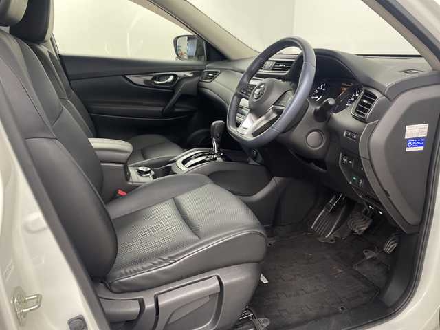 日産 エクストレイル 20X 埼玉県 2018(平30)年 5.2万km ブリリアントホワイトパール 純正ナビ/　（FM/AM/BT/AUX/iPod/HDMI/CD/DVD）/プッシュスタート/パワーバックドア/ビルトインETC/フルセグテレビ/バックカメラ/エマージェンシーブレーキ/ヒーテッドドアミラー/純正フロアマット、/ダウンヒルアシストコントロール/ハーフレザーシート