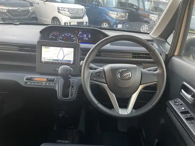 マツダ フレア ハイブリッド XS 福岡県 2017(平29)年 9.3万km ピュアホワイトP (株)IDOMが運営する【じしゃロン八幡西店】の自社ローン専用車両になります。こちらは現金またはオートローンご利用時の価格です。自社ローンご希望の方は別途その旨お申付け下さい/社外ナビ/(Bluetooth/CD/DVD/SD/ipod/フルセグTV)/衝突軽減ブレーキ/車線逸脱防止機能/横滑り防止装置/ヘッドアップディスプレイ/前方ドライブレコーダー/ステアリングスイッチ/バックカメラ/D席ヒートシーター/純正14インチアルミホイール/スペアキー一本/スマートキー