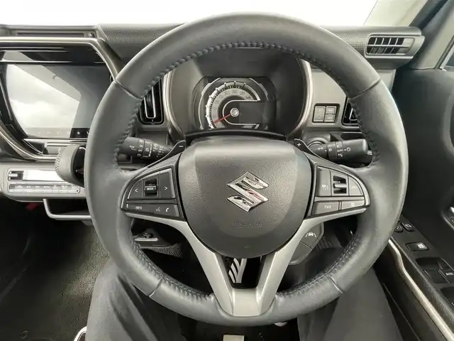 スズキ ハスラー Jスタイル Ⅱ ターボ 千葉県 2023(令5)年 3.3万km クールカーキパールメタリック/ソフトベージュメタリック ターボ車/9インチ純正メモリナビ（BT／CD／USB／TV）/フルセグテレビ（走行中視聴可）/追従式クルーズコントロール/社外ビルトインETC/社外前後ドライブレコーダー/コーナーセンサー（後ろのみ）/全方位／サイドバックカメラ/デジタルインナーミラー/AppleCarPlay／AndroidAuto/衝突軽減システム/横滑り防止装置/オートライト/純正アルミホイール/パドルシフト/前席シートヒーター/シートリフター/ステアリングスイッチ/電動格納ミラー/プッシュスタート/LEDヘッドライト/ドアバイザー