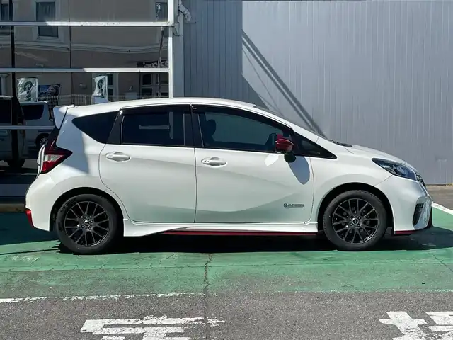 日産 ノート e－パワー ニスモ 埼玉県 2020(令2)年 2.8万km ブリリアントホワイトパール ワンオーナー/新車時保証書/取扱説明書/純正SDナビ（MM319D-W)/　（フルセグTVBTCDDVDSD外部入力端子）/ETC2.0/プッシュスタート/ステアリングスイッチ/クルーズコントロール/オートライト/純正ドライブレコーダー（DJ4-D）/ETC2.0/コーナーセンサー/アラウンドビューモニター/モードスイッチ（ノーマル/スマート/エコ）/純正エアロ/純正フロアマット/純正サイドバイザー/タイヤサイズ　195/55/R16