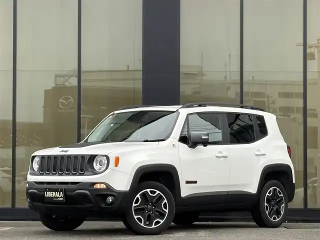 クライスラー・ジープ ジープ レネゲード トレイルホーク 石川県 2017(平29)年 5.6万km 白 4WD/ディスプレイオーディオ/　Bluetooth・AM/FM・USB・AUX/バックカメラ/ETC/ドライブレコーダー/ルーフレール/クルーズコントロール/アンチロック・ブレーキ・システム/横滑り防止装置/後方コーナーセンサー/レーンキープアシスト/ダウンヒルアシストコントロール/パーキングアシスト/エアバッグ（W+サイド）/カーテンエアバッグ/純正アルミホイール/スマートキー