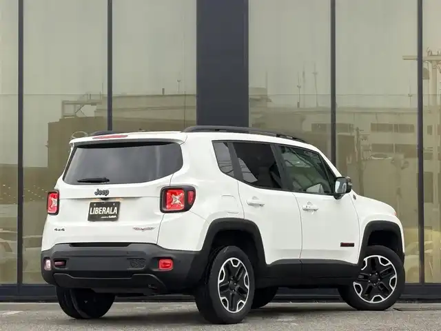 クライスラー・ジープ ジープ レネゲード トレイルホーク 石川県 2017(平29)年 5.6万km 白 4WD/ディスプレイオーディオ/　Bluetooth・AM/FM・USB・AUX/バックカメラ/ETC/ドライブレコーダー/ルーフレール/クルーズコントロール/アンチロック・ブレーキ・システム/横滑り防止装置/後方コーナーセンサー/レーンキープアシスト/ダウンヒルアシストコントロール/パーキングアシスト/エアバッグ（W+サイド）/カーテンエアバッグ/純正アルミホイール/スマートキー