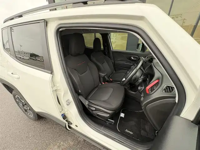 クライスラー・ジープ ジープ レネゲード トレイルホーク 石川県 2017(平29)年 5.6万km 白 4WD/ディスプレイオーディオ/　Bluetooth・AM/FM・USB・AUX/バックカメラ/ETC/ドライブレコーダー/ルーフレール/クルーズコントロール/アンチロック・ブレーキ・システム/横滑り防止装置/後方コーナーセンサー/レーンキープアシスト/ダウンヒルアシストコントロール/パーキングアシスト/エアバッグ（W+サイド）/カーテンエアバッグ/純正アルミホイール/スマートキー