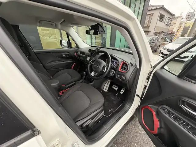 クライスラー・ジープ ジープ レネゲード トレイルホーク 石川県 2017(平29)年 5.6万km 白 4WD/ディスプレイオーディオ/　Bluetooth・AM/FM・USB・AUX/バックカメラ/ETC/ドライブレコーダー/ルーフレール/クルーズコントロール/アンチロック・ブレーキ・システム/横滑り防止装置/後方コーナーセンサー/レーンキープアシスト/ダウンヒルアシストコントロール/パーキングアシスト/エアバッグ（W+サイド）/カーテンエアバッグ/純正アルミホイール/スマートキー