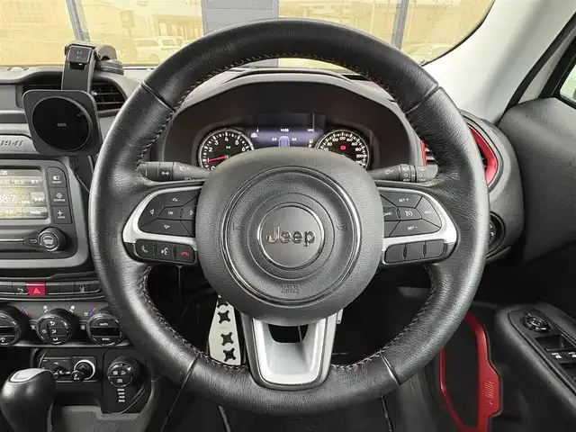 クライスラー・ジープ ジープ レネゲード トレイルホーク 石川県 2017(平29)年 5.6万km 白 4WD/ディスプレイオーディオ/　Bluetooth・AM/FM・USB・AUX/バックカメラ/ETC/ドライブレコーダー/ルーフレール/クルーズコントロール/アンチロック・ブレーキ・システム/横滑り防止装置/後方コーナーセンサー/レーンキープアシスト/ダウンヒルアシストコントロール/パーキングアシスト/エアバッグ（W+サイド）/カーテンエアバッグ/純正アルミホイール/スマートキー