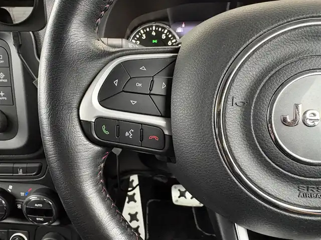 クライスラー・ジープ ジープ レネゲード トレイルホーク 石川県 2017(平29)年 5.6万km 白 4WD/ディスプレイオーディオ/　Bluetooth・AM/FM・USB・AUX/バックカメラ/ETC/ドライブレコーダー/ルーフレール/クルーズコントロール/アンチロック・ブレーキ・システム/横滑り防止装置/後方コーナーセンサー/レーンキープアシスト/ダウンヒルアシストコントロール/パーキングアシスト/エアバッグ（W+サイド）/カーテンエアバッグ/純正アルミホイール/スマートキー