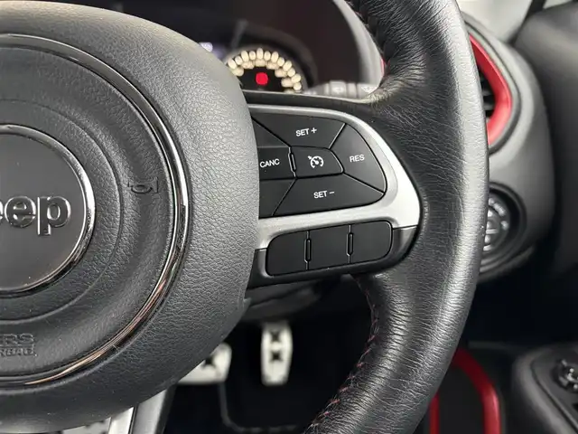 クライスラー・ジープ ジープ レネゲード トレイルホーク 石川県 2017(平29)年 5.6万km 白 4WD/ディスプレイオーディオ/　Bluetooth・AM/FM・USB・AUX/バックカメラ/ETC/ドライブレコーダー/ルーフレール/クルーズコントロール/アンチロック・ブレーキ・システム/横滑り防止装置/後方コーナーセンサー/レーンキープアシスト/ダウンヒルアシストコントロール/パーキングアシスト/エアバッグ（W+サイド）/カーテンエアバッグ/純正アルミホイール/スマートキー