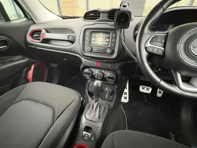 クライスラー・ジープ ジープ レネゲード トレイルホーク 石川県 2017(平29)年 5.6万km 白 4WD/ディスプレイオーディオ/　Bluetooth・AM/FM・USB・AUX/バックカメラ/ETC/ドライブレコーダー/ルーフレール/クルーズコントロール/アンチロック・ブレーキ・システム/横滑り防止装置/後方コーナーセンサー/レーンキープアシスト/ダウンヒルアシストコントロール/パーキングアシスト/エアバッグ（W+サイド）/カーテンエアバッグ/純正アルミホイール/スマートキー