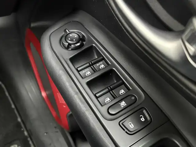 クライスラー・ジープ ジープ レネゲード トレイルホーク 石川県 2017(平29)年 5.6万km 白 4WD/ディスプレイオーディオ/　Bluetooth・AM/FM・USB・AUX/バックカメラ/ETC/ドライブレコーダー/ルーフレール/クルーズコントロール/アンチロック・ブレーキ・システム/横滑り防止装置/後方コーナーセンサー/レーンキープアシスト/ダウンヒルアシストコントロール/パーキングアシスト/エアバッグ（W+サイド）/カーテンエアバッグ/純正アルミホイール/スマートキー