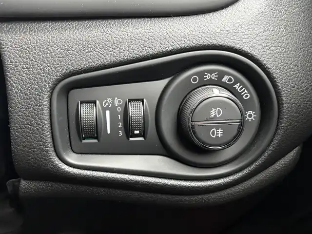 クライスラー・ジープ ジープ レネゲード トレイルホーク 石川県 2017(平29)年 5.6万km 白 4WD/ディスプレイオーディオ/　Bluetooth・AM/FM・USB・AUX/バックカメラ/ETC/ドライブレコーダー/ルーフレール/クルーズコントロール/アンチロック・ブレーキ・システム/横滑り防止装置/後方コーナーセンサー/レーンキープアシスト/ダウンヒルアシストコントロール/パーキングアシスト/エアバッグ（W+サイド）/カーテンエアバッグ/純正アルミホイール/スマートキー