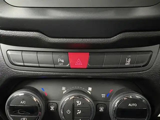 クライスラー・ジープ ジープ レネゲード トレイルホーク 石川県 2017(平29)年 5.6万km 白 4WD/ディスプレイオーディオ/　Bluetooth・AM/FM・USB・AUX/バックカメラ/ETC/ドライブレコーダー/ルーフレール/クルーズコントロール/アンチロック・ブレーキ・システム/横滑り防止装置/後方コーナーセンサー/レーンキープアシスト/ダウンヒルアシストコントロール/パーキングアシスト/エアバッグ（W+サイド）/カーテンエアバッグ/純正アルミホイール/スマートキー