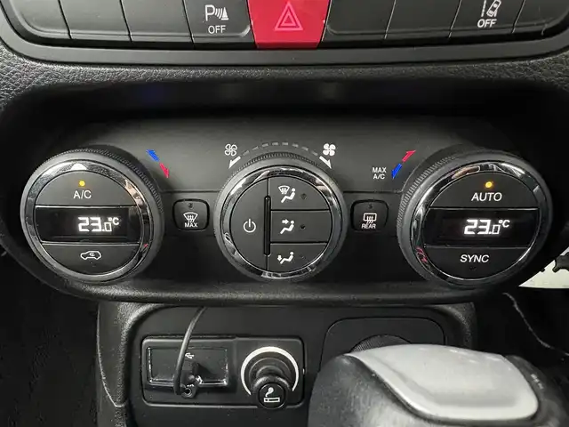 クライスラー・ジープ ジープ レネゲード トレイルホーク 石川県 2017(平29)年 5.6万km 白 4WD/ディスプレイオーディオ/　Bluetooth・AM/FM・USB・AUX/バックカメラ/ETC/ドライブレコーダー/ルーフレール/クルーズコントロール/アンチロック・ブレーキ・システム/横滑り防止装置/後方コーナーセンサー/レーンキープアシスト/ダウンヒルアシストコントロール/パーキングアシスト/エアバッグ（W+サイド）/カーテンエアバッグ/純正アルミホイール/スマートキー