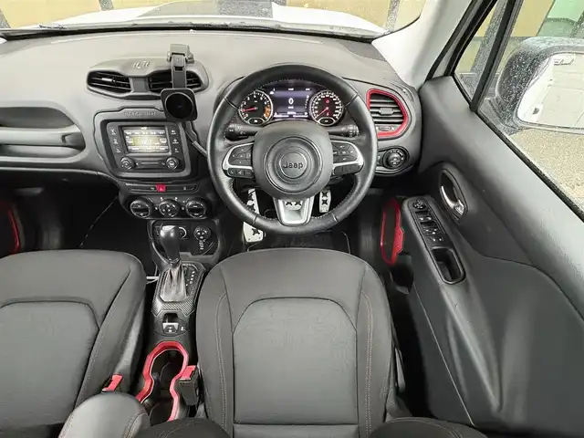 クライスラー・ジープ ジープ レネゲード トレイルホーク 石川県 2017(平29)年 5.6万km 白 4WD/ディスプレイオーディオ/　Bluetooth・AM/FM・USB・AUX/バックカメラ/ETC/ドライブレコーダー/ルーフレール/クルーズコントロール/アンチロック・ブレーキ・システム/横滑り防止装置/後方コーナーセンサー/レーンキープアシスト/ダウンヒルアシストコントロール/パーキングアシスト/エアバッグ（W+サイド）/カーテンエアバッグ/純正アルミホイール/スマートキー