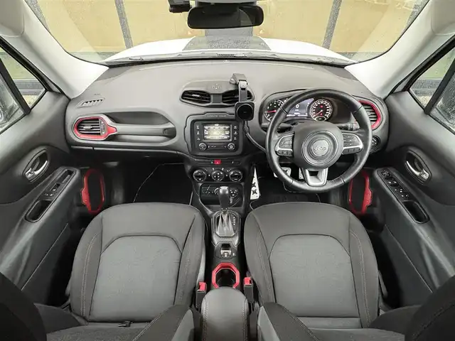 クライスラー・ジープ ジープ レネゲード トレイルホーク 石川県 2017(平29)年 5.6万km 白 4WD/ディスプレイオーディオ/　Bluetooth・AM/FM・USB・AUX/バックカメラ/ETC/ドライブレコーダー/ルーフレール/クルーズコントロール/アンチロック・ブレーキ・システム/横滑り防止装置/後方コーナーセンサー/レーンキープアシスト/ダウンヒルアシストコントロール/パーキングアシスト/エアバッグ（W+サイド）/カーテンエアバッグ/純正アルミホイール/スマートキー