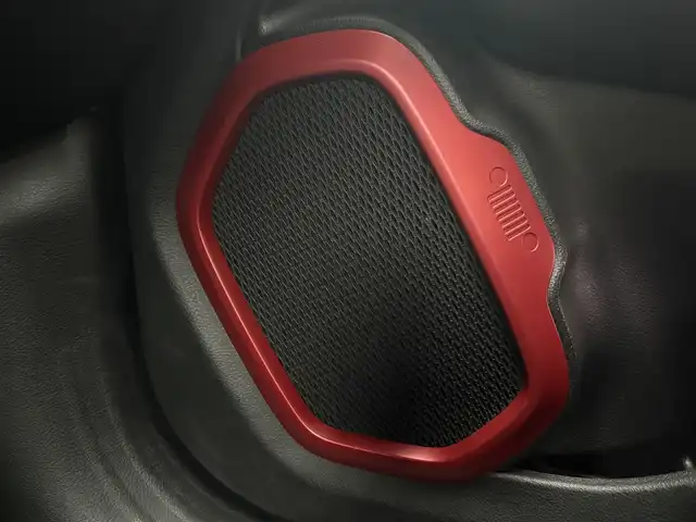 クライスラー・ジープ ジープ レネゲード トレイルホーク 石川県 2017(平29)年 5.6万km 白 4WD/ディスプレイオーディオ/　Bluetooth・AM/FM・USB・AUX/バックカメラ/ETC/ドライブレコーダー/ルーフレール/クルーズコントロール/アンチロック・ブレーキ・システム/横滑り防止装置/後方コーナーセンサー/レーンキープアシスト/ダウンヒルアシストコントロール/パーキングアシスト/エアバッグ（W+サイド）/カーテンエアバッグ/純正アルミホイール/スマートキー