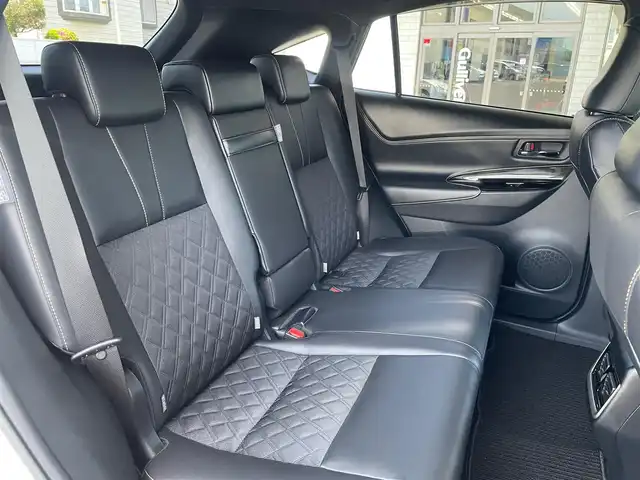 トヨタ ハリアー プレミアム 埼玉県 2018(平30)年 3.4万km ホワイトパールクリスタルシャイン /純正9型メモリナビ//フルセグTV//バックカメラ//CD/DVD/Bluetooth//アダプティブクルーズコントロール//運転席パワーシート//ビルトインETC2.0//スマートキー×2&カードキー//LEDヘッドライト//PCS 衝突軽減ブレーキ//LDA 車線逸脱警報//W.サイド.カーテン.ニーエアバック//ABS//横滑り防止装置//クリアランスソナー//パワーバックドア//ハーフレザーシート//オートライト//LEDフォグランプ//プライバシーガラス//ドアバイザー//社外17インチAW//新車時保証書//取扱説明書//ナビ取説