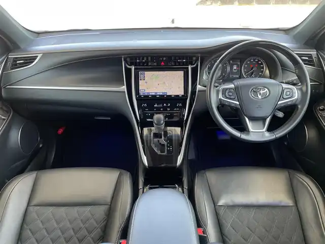 トヨタ ハリアー プレミアム 埼玉県 2018(平30)年 3.4万km ホワイトパールクリスタルシャイン /純正9型メモリナビ//フルセグTV//バックカメラ//CD/DVD/Bluetooth//アダプティブクルーズコントロール//運転席パワーシート//ビルトインETC2.0//スマートキー×2&カードキー//LEDヘッドライト//PCS 衝突軽減ブレーキ//LDA 車線逸脱警報//W.サイド.カーテン.ニーエアバック//ABS//横滑り防止装置//クリアランスソナー//パワーバックドア//ハーフレザーシート//オートライト//LEDフォグランプ//プライバシーガラス//ドアバイザー//社外17インチAW//新車時保証書//取扱説明書//ナビ取説