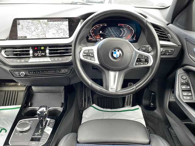 ＢＭＷ １１８ｄ Mスポーツ EDジョイ+ 東京都 2020(令2)年 5.5万km アルピンホワイトⅢ ワンオーナー/新車時保証書　取扱説明書/ドライビングアシスト/インテリジェントセーフティー/レーンチェンジウォーニング/レーンディパーチャーウォーニング/アダプティブクルーズコントロール/アイドリングストップ/純正HDDナビ/USB/BT/ScreenMirroring/バックカメラ　ルームミラー内臓ETC/ドライブレコーダー【前後】/置く充電/運転席メモリー付パワーシート/LEDヘッドライト/オートライト/パワーバックドア/スマートキー×２/革巻きハンドル/コーナーセンサー/純正18インチアルミ