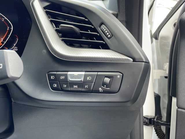 ＢＭＷ １１８ｄ Mスポーツ EDジョイ+ 東京都 2020(令2)年 5.5万km アルピンホワイトⅢ ワンオーナー/新車時保証書　取扱説明書/ドライビングアシスト/インテリジェントセーフティー/レーンチェンジウォーニング/レーンディパーチャーウォーニング/アダプティブクルーズコントロール/アイドリングストップ/純正HDDナビ/USB/BT/ScreenMirroring/バックカメラ　ルームミラー内臓ETC/ドライブレコーダー【前後】/置く充電/運転席メモリー付パワーシート/LEDヘッドライト/オートライト/パワーバックドア/スマートキー×２/革巻きハンドル/コーナーセンサー/純正18インチアルミ