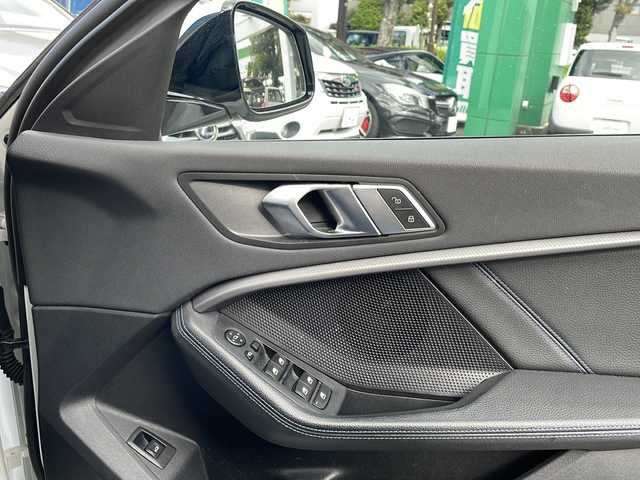 ＢＭＷ １１８ｄ Mスポーツ EDジョイ+ 東京都 2020(令2)年 5.5万km アルピンホワイトⅢ ワンオーナー/新車時保証書　取扱説明書/ドライビングアシスト/インテリジェントセーフティー/レーンチェンジウォーニング/レーンディパーチャーウォーニング/アダプティブクルーズコントロール/アイドリングストップ/純正HDDナビ/USB/BT/ScreenMirroring/バックカメラ　ルームミラー内臓ETC/ドライブレコーダー【前後】/置く充電/運転席メモリー付パワーシート/LEDヘッドライト/オートライト/パワーバックドア/スマートキー×２/革巻きハンドル/コーナーセンサー/純正18インチアルミ