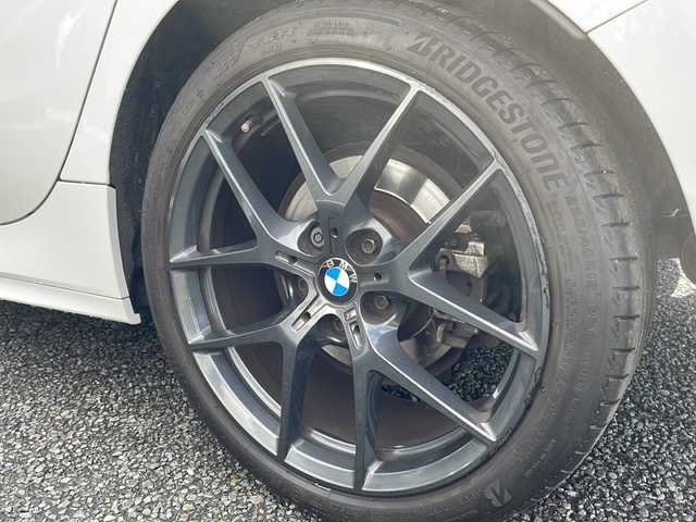 ＢＭＷ １１８ｄ Mスポーツ EDジョイ+ 東京都 2020(令2)年 5.5万km アルピンホワイトⅢ ワンオーナー/新車時保証書　取扱説明書/ドライビングアシスト/インテリジェントセーフティー/レーンチェンジウォーニング/レーンディパーチャーウォーニング/アダプティブクルーズコントロール/アイドリングストップ/純正HDDナビ/USB/BT/ScreenMirroring/バックカメラ　ルームミラー内臓ETC/ドライブレコーダー【前後】/置く充電/運転席メモリー付パワーシート/LEDヘッドライト/オートライト/パワーバックドア/スマートキー×２/革巻きハンドル/コーナーセンサー/純正18インチアルミ