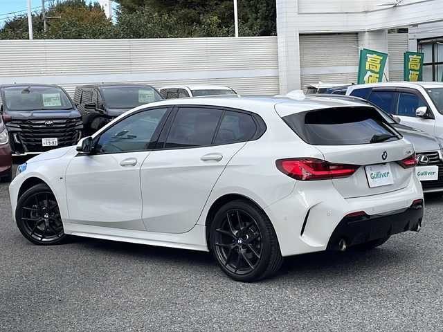 ＢＭＷ １１８ｄ Mスポーツ EDジョイ+ 東京都 2020(令2)年 5.5万km アルピンホワイトⅢ ワンオーナー/新車時保証書　取扱説明書/ドライビングアシスト/インテリジェントセーフティー/レーンチェンジウォーニング/レーンディパーチャーウォーニング/アダプティブクルーズコントロール/アイドリングストップ/純正HDDナビ/USB/BT/ScreenMirroring/バックカメラ　ルームミラー内臓ETC/ドライブレコーダー【前後】/置く充電/運転席メモリー付パワーシート/LEDヘッドライト/オートライト/パワーバックドア/スマートキー×２/革巻きハンドル/コーナーセンサー/純正18インチアルミ