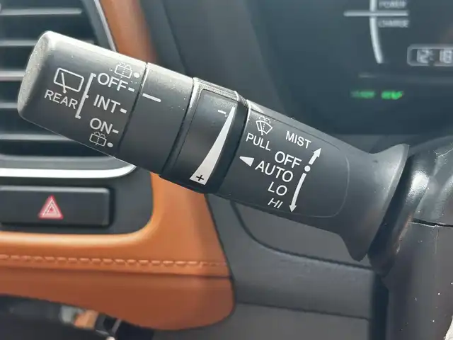 ホンダ ヴェゼル ハイブリッド Z ホンダセンシング 滋賀県 2017(平29)年 6万km プレミアムクリスタルレッドM 純正8インチナビ/【Bluetooth/CD/DVD/フルセグTV/USB/HDMI】/ハーフレザーシート/バックカメラ/ホンダセンシング/・衝突軽減ブレーキ/・歩行者事故低減ステアリング/・アダプティブクルーズコントロール/・LKAS 〈車線維持支援システム〉/・路外逸脱抑制機能/・誤発進抑制機能/・先行車発進お知らせ機能/・標識認識機能/LEDヘッドライト/オートライト/D/Nシートヒーター/ビルトインETC/前方ドライブレコーダー/パドルシフト/純正フロアマット/ドアバイザー/プッシュスタート/スマートキー/ステアリングリモコン