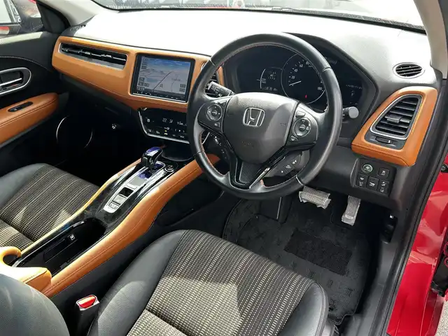 ホンダ ヴェゼル ハイブリッド Z ホンダセンシング 滋賀県 2017(平29)年 6万km プレミアムクリスタルレッドM 純正8インチナビ/【Bluetooth/CD/DVD/フルセグTV/USB/HDMI】/ハーフレザーシート/バックカメラ/ホンダセンシング/・衝突軽減ブレーキ/・歩行者事故低減ステアリング/・アダプティブクルーズコントロール/・LKAS 〈車線維持支援システム〉/・路外逸脱抑制機能/・誤発進抑制機能/・先行車発進お知らせ機能/・標識認識機能/LEDヘッドライト/オートライト/D/Nシートヒーター/ビルトインETC/前方ドライブレコーダー/パドルシフト/純正フロアマット/ドアバイザー/プッシュスタート/スマートキー/ステアリングリモコン