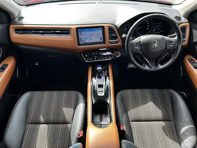 ホンダ ヴェゼル ハイブリッド Z ホンダセンシング 滋賀県 2017(平29)年 6万km プレミアムクリスタルレッドM 純正8インチナビ/【Bluetooth/CD/DVD/フルセグTV/USB/HDMI】/ハーフレザーシート/バックカメラ/ホンダセンシング/・衝突軽減ブレーキ/・歩行者事故低減ステアリング/・アダプティブクルーズコントロール/・LKAS 〈車線維持支援システム〉/・路外逸脱抑制機能/・誤発進抑制機能/・先行車発進お知らせ機能/・標識認識機能/LEDヘッドライト/オートライト/D/Nシートヒーター/ビルトインETC/前方ドライブレコーダー/パドルシフト/純正フロアマット/ドアバイザー/プッシュスタート/スマートキー/ステアリングリモコン