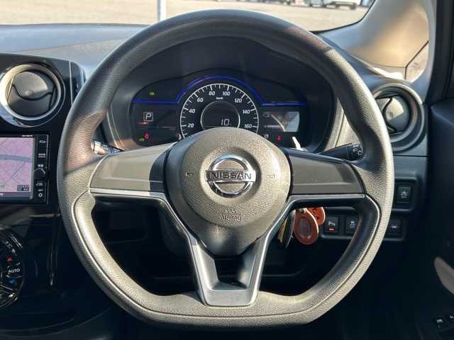 日産 ノート e－パワー X 千葉県 2018(平30)年 5.9万km ダークメタルグレー 純正ナビ/CD/DVD/Bluetooth/フルセグTV/バックカメラ/ETC/エマージェンシーブレーキ/車線逸脱警報/車両接近通報装置/オートハイビーム/プッシュスタート/スマートキー/スペアキー/純正15インチアルミホイール/保証書・取扱説明書/ナビ取扱説明書