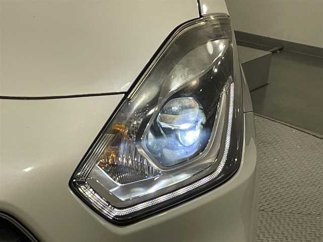 スズキ スイフト RSt 愛知県 2017(平29)年 6.1万km ピュアホワイトP ＳＤナビ　/Bluetooth/TV/CD/オートクルーズコントロール　/ドライブレコーダー　/ビルトインＥＴＣ２．０　/ＭＴモード付ＡＴ　/シートヒーター　/衝突被害軽減システム　/レーンキープアシスト/横滑り防止システム　/オートＬＥＤヘッドライト/フォグランプ/純正フロアマット