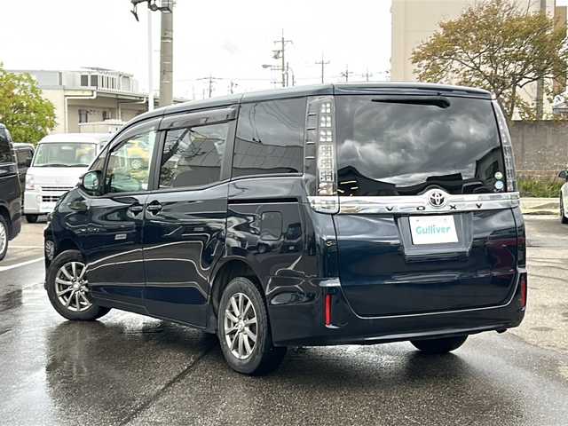 トヨタ ヴォクシー X 石川県 2016(平28)年 10.5万km ブラッキッシュアゲハガラスフレーク 純正SDナビゲーション/【Bluetooth・SD・CD・地デジ・DS】/片側パワースライドドア/バックカメラ/LEDヘッドライト/・オートライト/MTモード付AT/ビルトインETC/キーレス/・リモコンキー/アイドリングストップ/電格ウインカーミラー/3列シート/・チップアップシート/・布シート/純正マット/ドアバイザー/保証書/取扱説明書