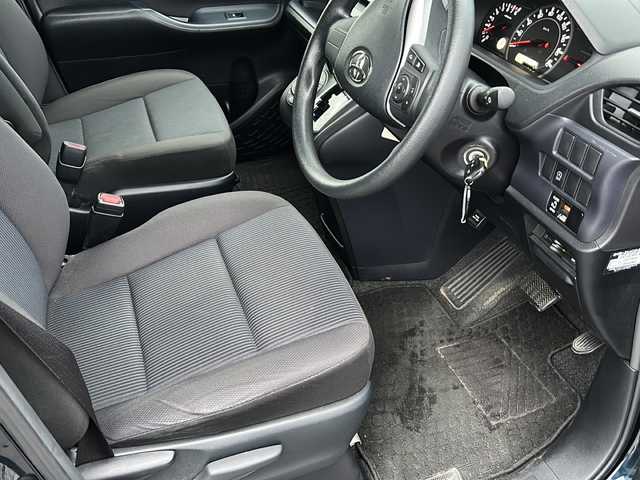 トヨタ ヴォクシー X 石川県 2016(平28)年 10.5万km ブラッキッシュアゲハガラスフレーク 純正SDナビゲーション/【Bluetooth・SD・CD・地デジ・DS】/片側パワースライドドア/バックカメラ/LEDヘッドライト/・オートライト/MTモード付AT/ビルトインETC/キーレス/・リモコンキー/アイドリングストップ/電格ウインカーミラー/3列シート/・チップアップシート/・布シート/純正マット/ドアバイザー/保証書/取扱説明書